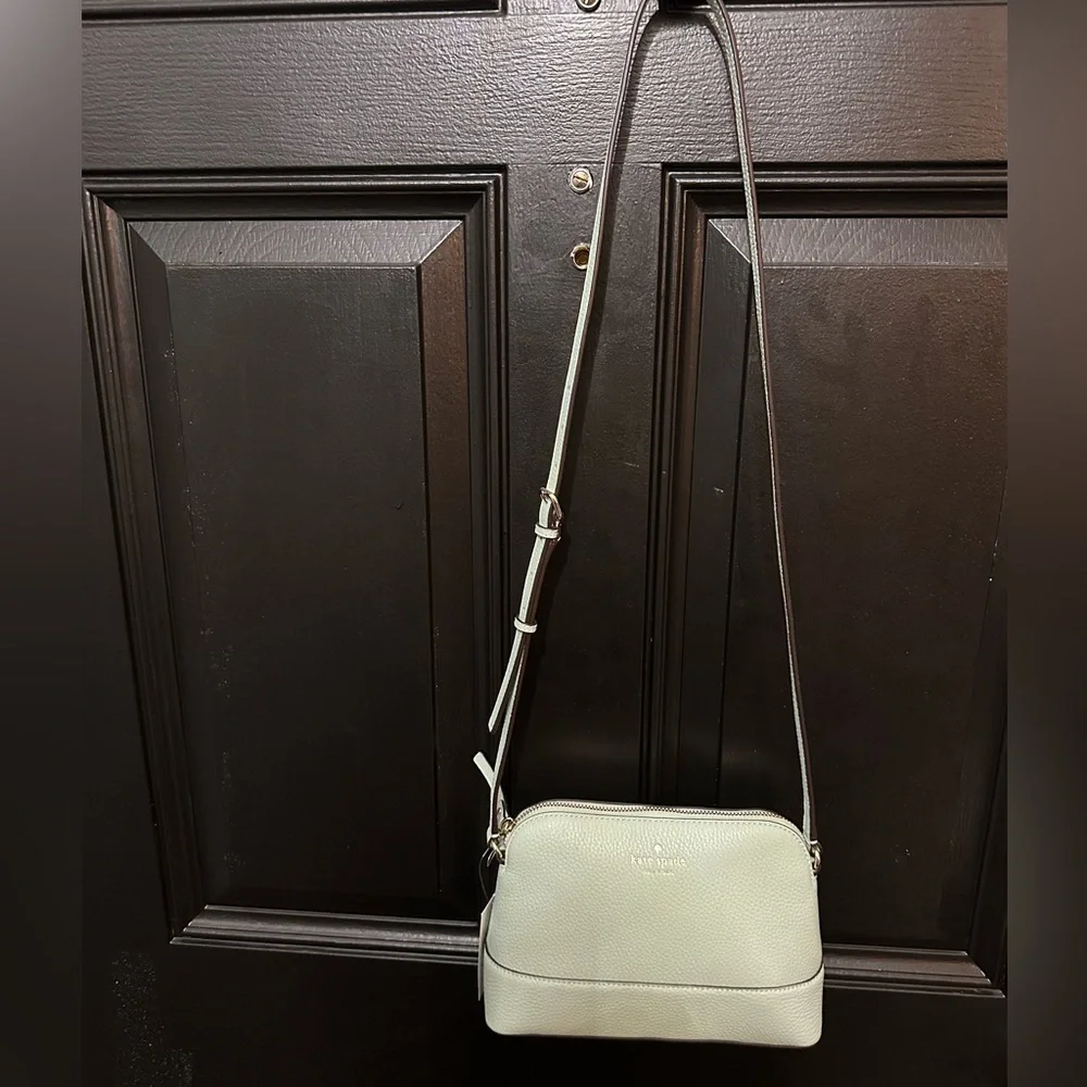 NWT Kate Spade Hanna crossbody
Has adjustable strap
Pebbled leather
mint green - Picture 7 of 7